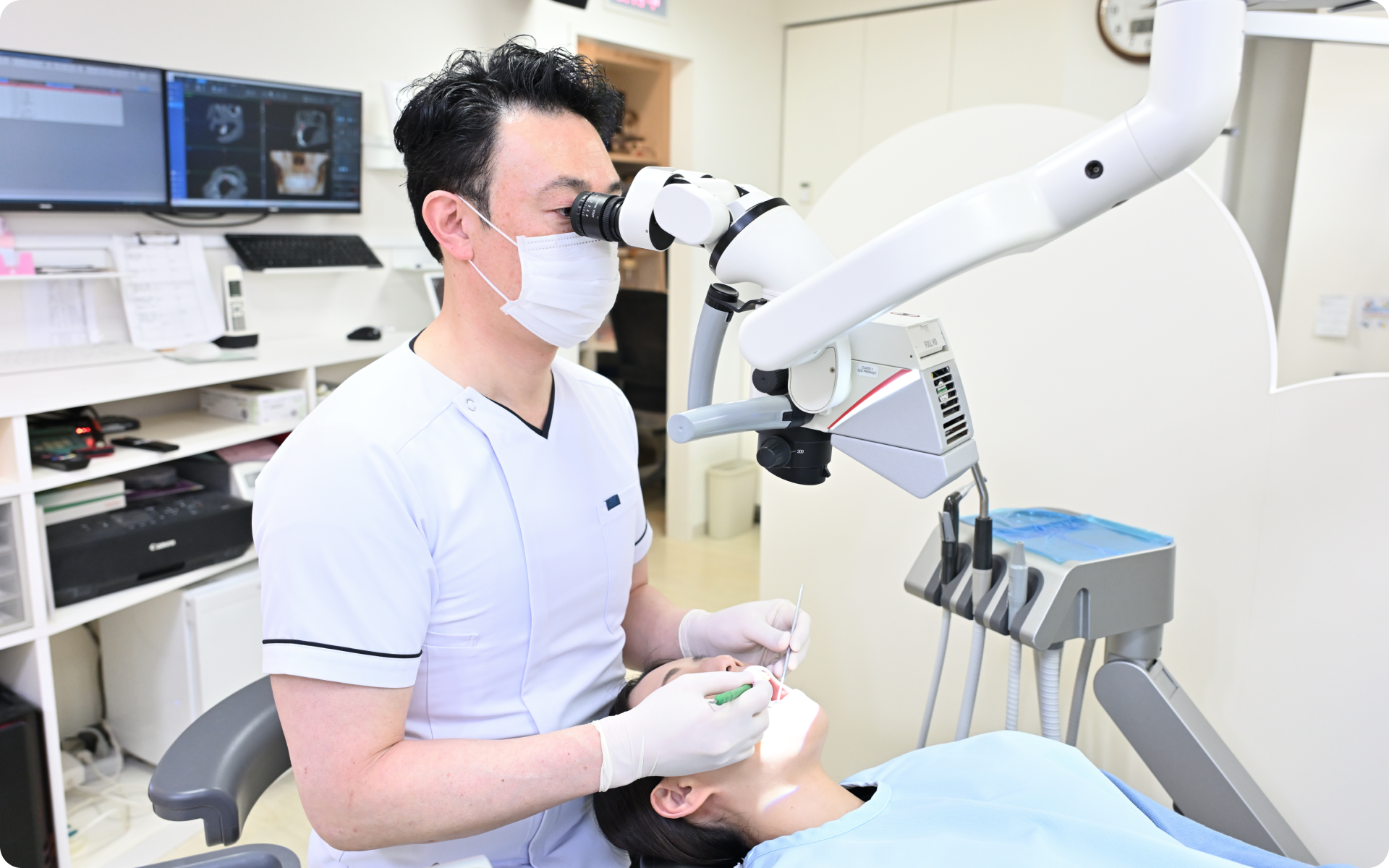 歯科医師による治療の様子